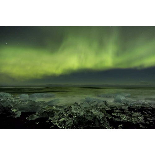 Iceland, Jokulsarlon Aurora borealis and ocean